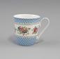 Preview: moderne Tasse Diamantporzellan Dekor Blüten blau kariert