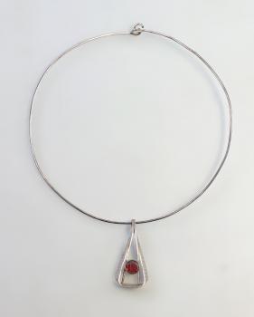 Collier mit rotem Stein