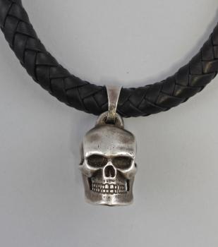Totenkopf mit Lederhalsband