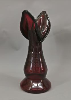 rubinrote Blütenvase