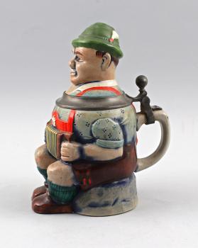 Westerwälder Figuren-Bierkrug Ziehharmonikaspieler