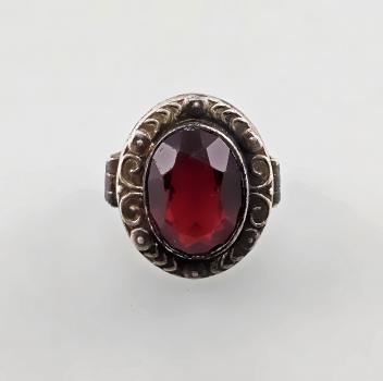Ring mit rotem Stein