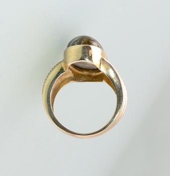 Ring mit grün marmoriertem Stein