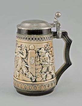 Bierkrug mit Zinndeckel Musketiere