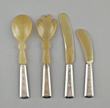 Salatbesteck und Käse-/Buttermesser mit Silbergiffen Art déco