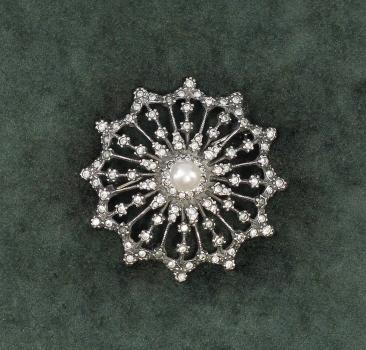 Jugendstil-Brosche mit Swarovski-Steinen und Perle