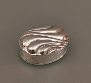 Pillendose oval godronierter Deckel