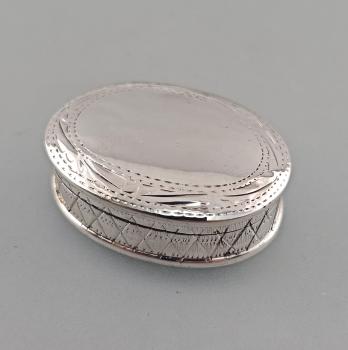 Silberne Pillendose oval graviert 3,5x2,5x1cm