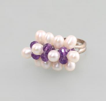 Ring mit Perlen und Amethysten