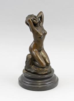 Bronze Akt Kniende Frau
