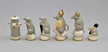 SchachspielFiguren Mäuse grau u. Frösche grün