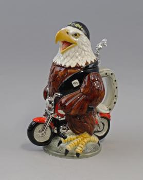 Adler mit Motorrad