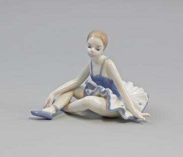 Sitzende Ballerina blau