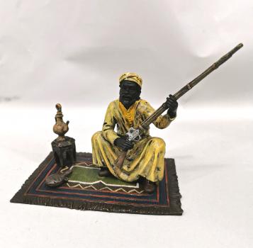 Bronze Arabischer Jäger auf Teppich sitzend