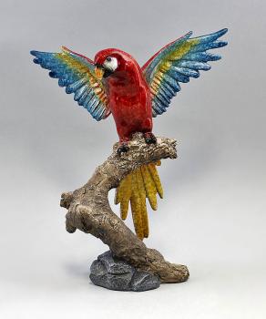 Papagei mit ausgebreiteten Flügeln rot