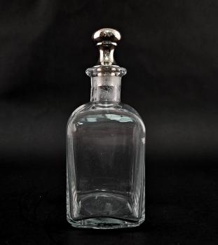 Glaskaraffe mit silberfarbener Montierung