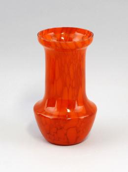 Orangefarbene Vase mit  Einschmelzungen