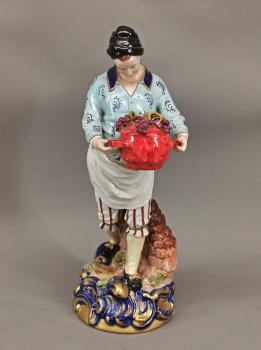 große Figur Diener mit Traubengefäß.
