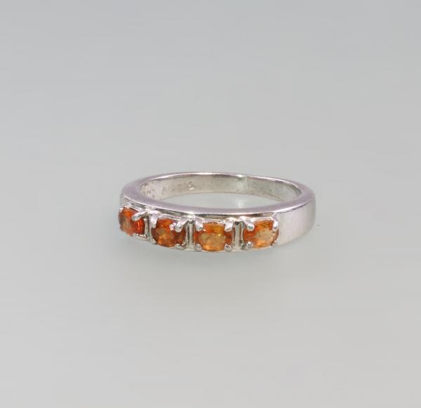 Ring mit orangefarbenen Steinen