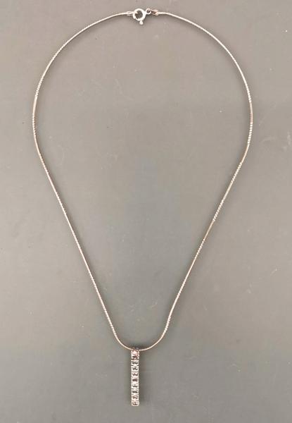 Anhänger mit weißen Steinen an Silber-Kette
