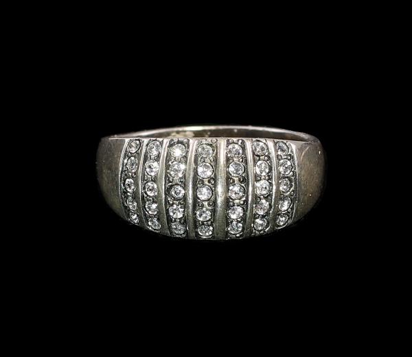 Ring mit Swarovski-Steinen in Größen. 53