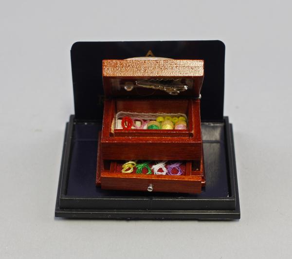 Puppenstuben-Miniatur "Nähschatulle"