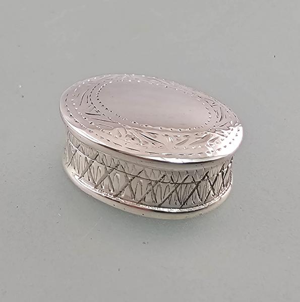 Silberne Pillendose oval graviert 2,2 x1,6x0,8cm