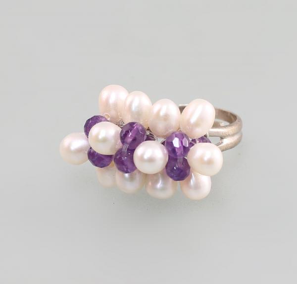 Ring mit Perlen und Amethysten