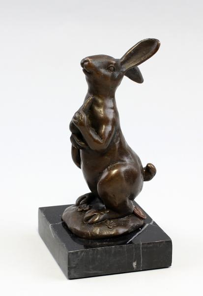 Bronze Hase mit Möhre