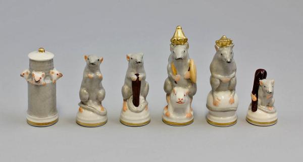 SchachspielFiguren Mäuse grau u. Frösche grün