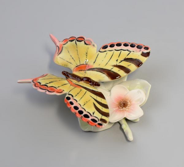 Schmetterling rot mit Blüte