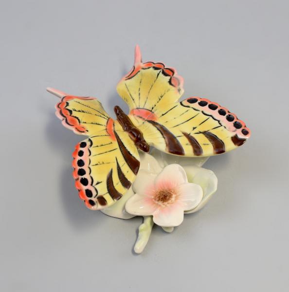 Schmetterling rot mit Blüte