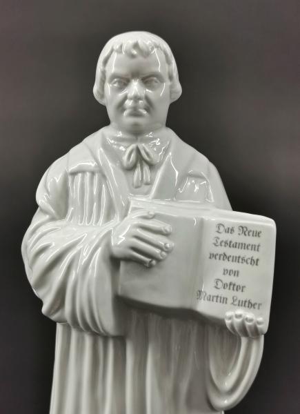 Luther mit Bibel