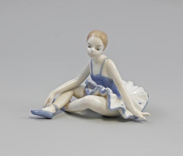 Sitzende Ballerina blau