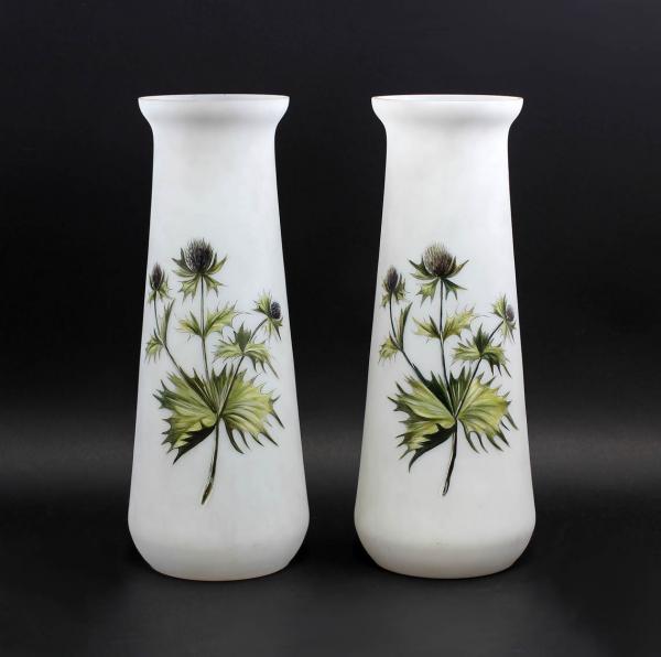 Paar Milchglas-Vasen Distel-Dekor