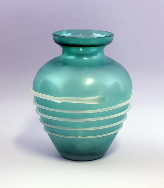 Grüne Vase mit aufgelegtem Faden